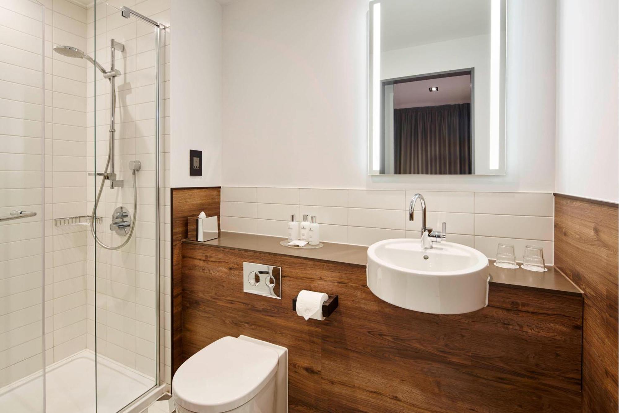 Deluxe One-Bedroom Suite City View